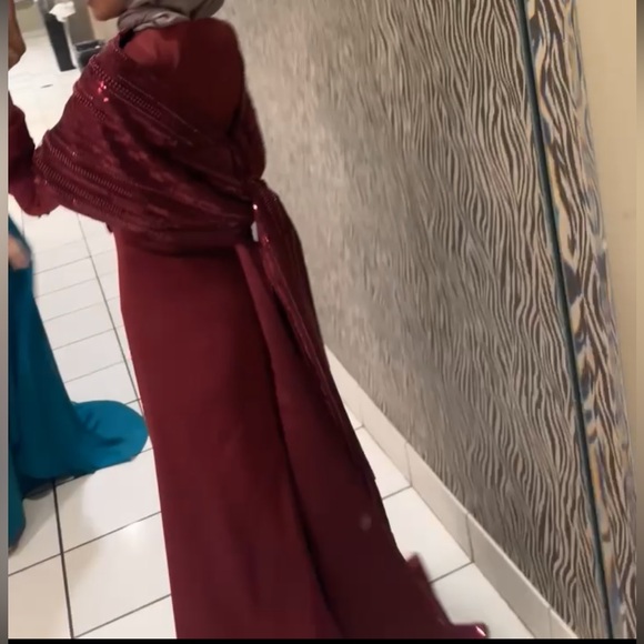 Elegant Burgundy Evening Gown - Picture 2 of 4